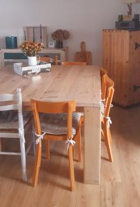 ポール・ルイにあるJolie maison de pêcheur en bord de merの木製テーブル(椅子4脚付)