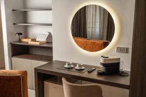 a room with a desk with a mirror and a chair at Ypnos Rooms in Naples