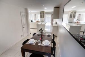 a dining room with a table and chairs in a kitchen at Tower Bridge City Residence King En-suite With Parking in London +60 photos