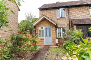 a brick house with a blue door at Tower Bridge City Residence King En-suite With Parking in London