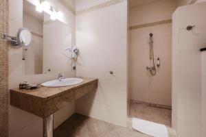 Łazienka w obiekcie Papuga Park Hotel Wellness Marrakesz & SPA