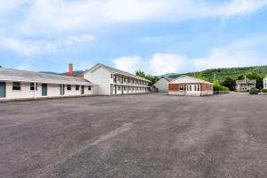 an empty parking lot in front of a building at Quality Inn & Suites Gorham Riverside in Gorham