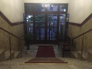 uma escada que conduz a uma porta com um tapete vermelho em Apartment Copa 920 no Rio de Janeiro