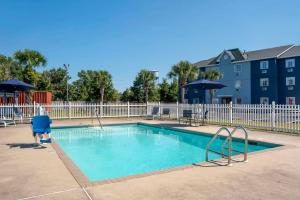 Бассейн в Comfort Inn Pensacola near NAS Corry Station или поблизости