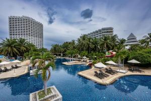 Bazén v ubytování Radisson Resort & Spa Hua Hin nebo v jeho okolí