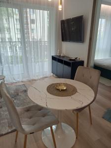 TV a/nebo společenská místnost v ubytování Apartament nad doliną