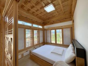 Postel nebo postele na pokoji v ubytování Hanok Stay - JukRokJungSa