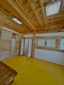 Postel nebo postele na pokoji v ubytování Hanok Stay - JukRokJungSa