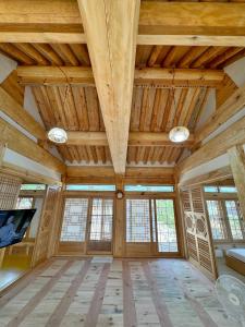 TV a/nebo společenská místnost v ubytování Hanok Stay - JukRokJungSa