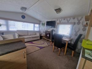 una sala de estar con un sofá y una mesa en Lodge Sleeps 4 - Pet Friendly with Private Parking, en Barnstaple