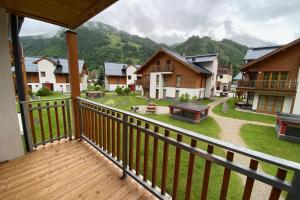 einen Balkon mit Blick auf das Dorf in der Unterkunft Christina 3 by SMR Rauris Apartments - close to Gondola and Spa in Rauris