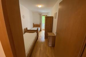 Kleines Zimmer mit einem Bett und einer Tür in der Unterkunft Christina 3 by SMR Rauris Apartments - close to Gondola and Spa in Rauris + 1 Foto
