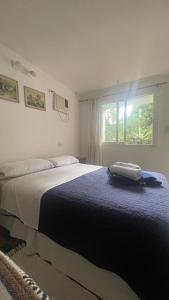 a bedroom with a large bed with a window at Hotel Residencial Marlis in Posadas