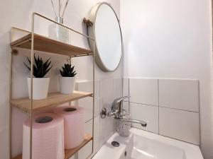 a bathroom with a sink and a mirror at הצימר של יהושע in Ein Gedi +27 photos