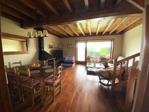 Et opholdsområde på Casa adosada con piscina en Palau de Cerdanya