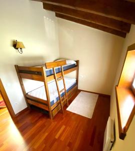 En eller flere senge i et værelse på Casa adosada con piscina en Palau de Cerdanya + 22 billeder