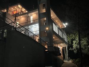 The Shalam Resort श्रीकृष्ण शरणं मम的阳台或露台