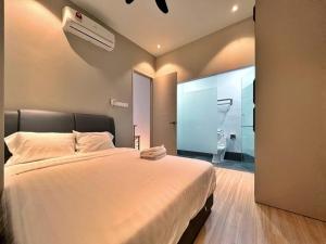 a bedroom with a bed and a bathroom with a toilet at Melaka Penthouse 8-10 Pax 3 Rooms 3 Bathroom 2 Carparks in Malacca