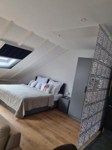 a bedroom with a large bed in the attic at Ferienwohnung am Rheinpark in Emmerich