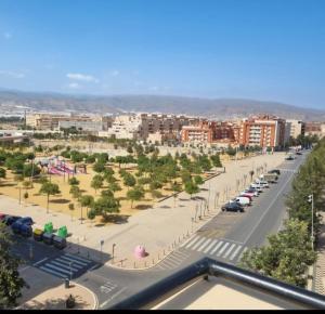 Blick auf eine Stadt mit auf einer Straße geparkten Autos in der Unterkunft Torete in Roquetas de Mar