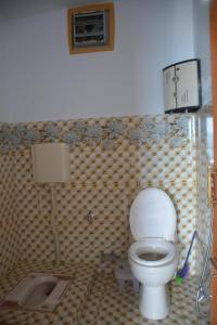 un baño con inodoro y lavabo en Mountain View Guest House by LMC, en Nathia Gali