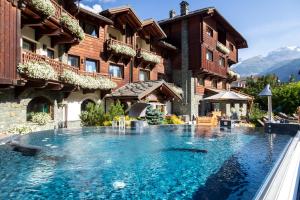 basen przed budynkiem w obiekcie Hotel Relais Des Glaciers - Adults Only w mieście Champoluc