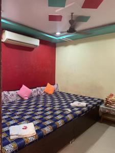 a bed in a room with a ceiling at New Yanti Guest House in Ujjain +9 photos