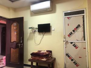 a room with a wall with aperature at New Yanti Guest House in Ujjain