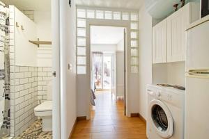 a laundry room with a washer and dryer at Apartamento con terraza privada cerca de la playa in Valencia