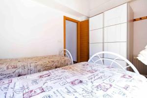 Posteľ alebo postele v izbe v ubytovaní Acogedor Dúplex con terraza interior en la playa
