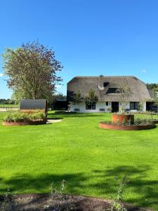 卢特伦De Gouden Wilg的一座带绿草大院子的房子