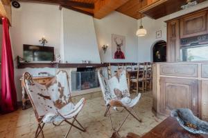 Galería fotográfica de Magnifique chalet mitoyen avec vue sur les montagnes en Crans-Montana