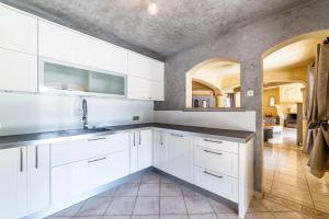 Kuchyň nebo kuchyňský kout v ubytování Villa Serenity by Villa Plus