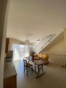 a living room with a table and a staircase at SteLuRe in Aradeo