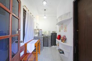 einen Flur einer Küche mit einem Tisch und einer Tür in der Unterkunft Jmt star's inn in General Luna + 19 Fotos