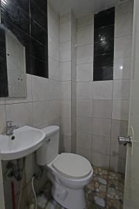 ein Badezimmer mit Toilette und Waschbecken in der Unterkunft Jmt star's inn in General Luna