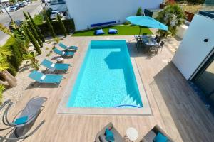Πισίνα στο ή κοντά στο Villa Serena - Exquisite villa with private heated pool