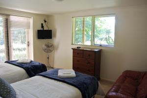 
A bed or beds in a room at Apple Blossom Retreat

