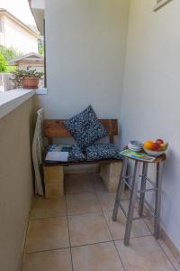 ławka w rogu pokoju ze stołem w obiekcie Apartment Jadran Baška w Bašce +29 zdjęć