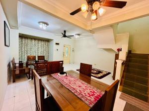 Posezení v ubytování Jizek Homestay Bajet