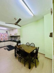 Kuchyň nebo kuchyňský kout v ubytování Jizek Homestay Bajet