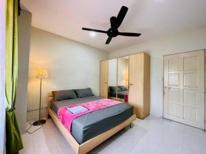 Postel nebo postele na pokoji v ubytování Jizek Homestay Bajet