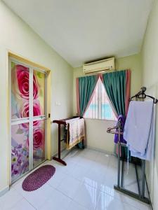 Postel nebo postele na pokoji v ubytování Jizek Homestay Bajet