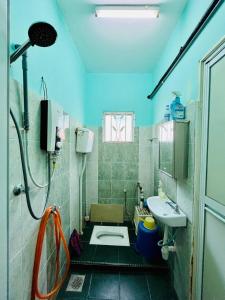 Koupelna v ubytování Jizek Homestay Bajet + 17 fotografií