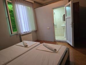 Ένα ή περισσότερα κρεβάτια σε δωμάτιο στο Mziuri Cozy Guesthouse +23 φωτογραφίες