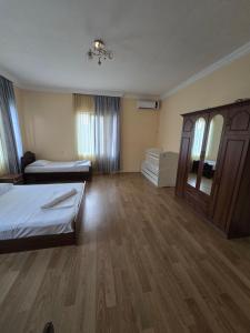 Ένα ή περισσότερα κρεβάτια σε δωμάτιο στο Mziuri Cozy Guesthouse
