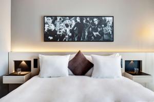 Postel nebo postele na pokoji v ubytování Modern Times Hotel, Vevey, A Tribute Portfolio Hotel