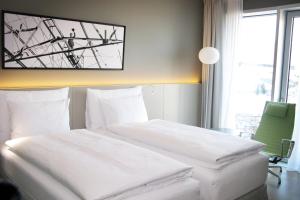 Postel nebo postele na pokoji v ubytování Modern Times Hotel, Vevey, A Tribute Portfolio Hotel