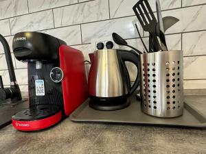 un comptoir de cuisine avec une cafetière et des ustensiles dans l'établissement Sky Residence Airport Therme Otopeni 5, à Otopeni