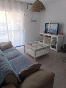Μια τηλεόραση ή/και κέντρο ψυχαγωγίας στο Tu casita en San José con acceso directo a playa
